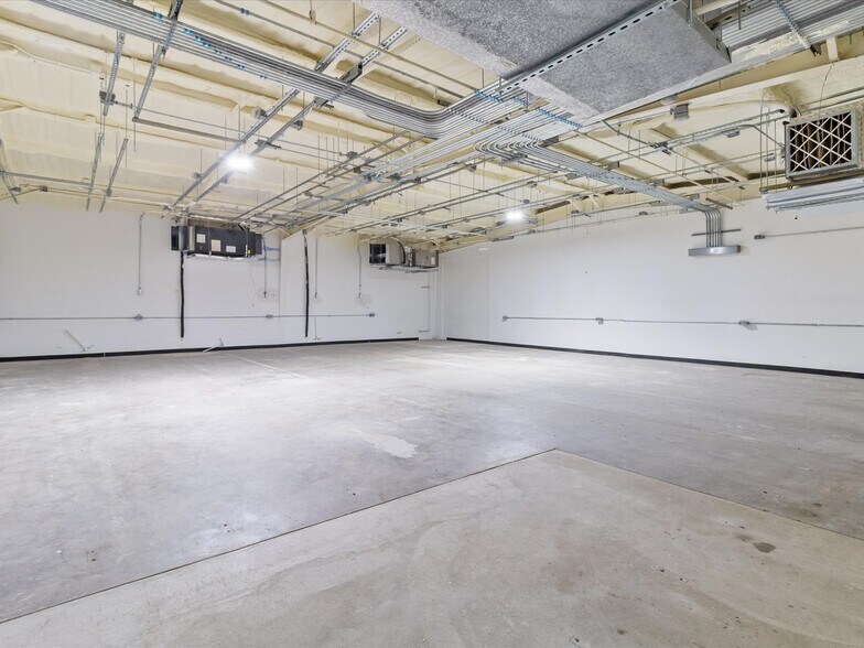 More Photos Of 700 N Main St, Lexington Warehouse For Lease