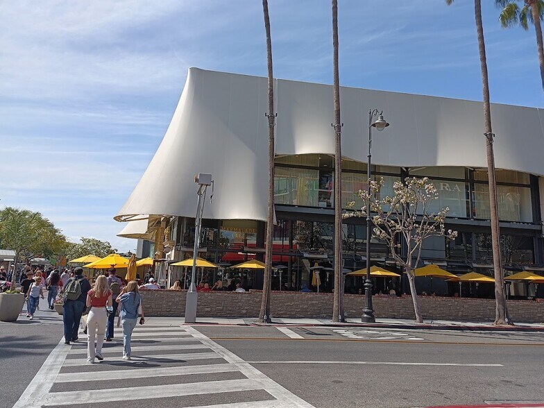 More Photos Of 6333 W 3rd St, Los Angeles Freestanding For Lease