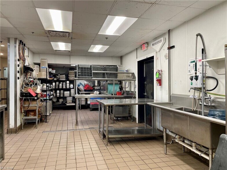More Photos Of 3941 Erie St, Willoughby Restaurant For Lease