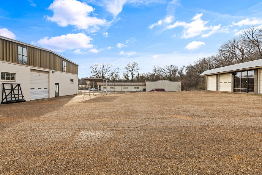 More Photos Of 2100 E Front St, Tyler Flex For Lease