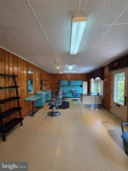 More Photos Of 2132 Noble St, West Lawn Flex For Lease