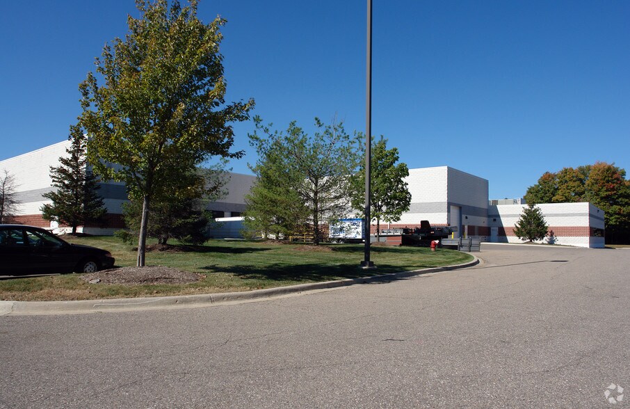 More Photos Of 23227 Commerce Dr, Farmington Warehouse For Lease