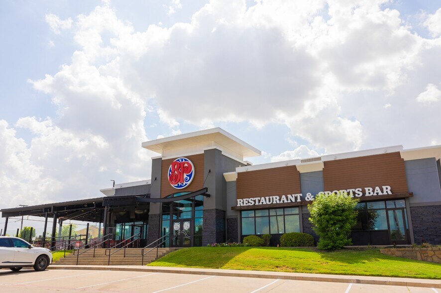 Primary Photo Of 6501 North Fwy, Fort Worth Restaurant For Sale