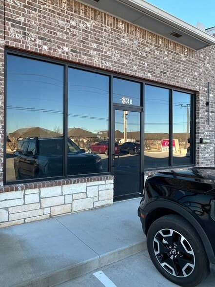 More Photos Of 2404 NW 178th St, Edmond General Retail For Lease
