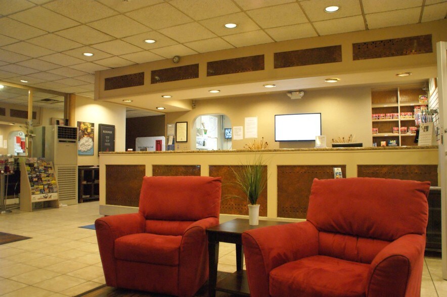 More Photos Of 600 E Broadway, Farmington Hotel For Sale