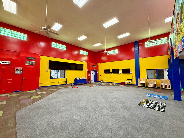 More Photos Of 1004 Gaty ave, East Saint Louis General Retail For Sale