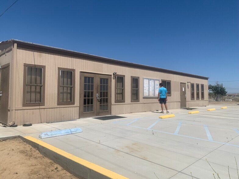 More Photos Of 330 Industrial Way, Taft Warehouse For Lease