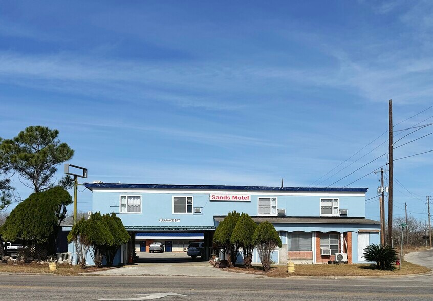 Primary Photo Of 1207 W Main St, Port Lavaca Hotel For Sale