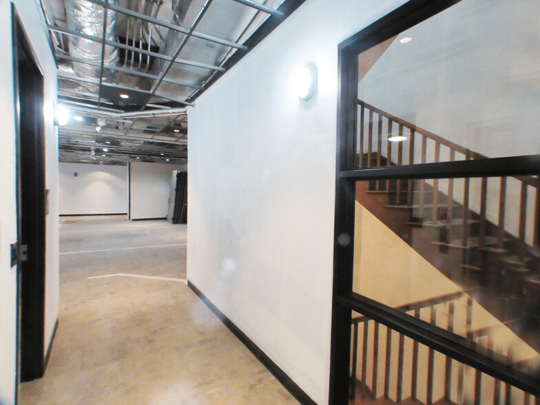 More Photos Of 158 W Erie St, Chicago Office For Sale