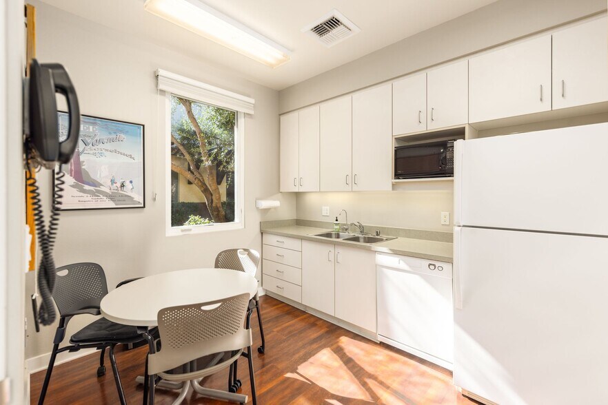 More Photos Of 407 Bryant Cir, Ojai Office For Sale