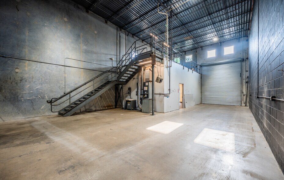 More Photos Of 5750 N Sam Houston Pky E, Houston Warehouse For Lease