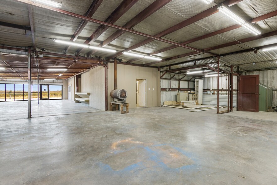 More Photos Of 4737 TX-91, Denison Showroom For Lease