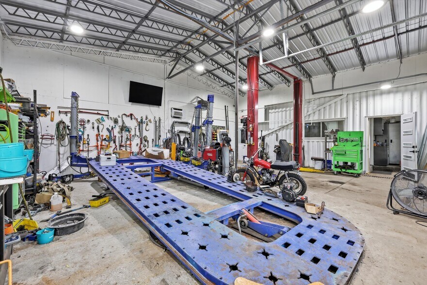 More Photos Of 7511 Leavenworth Rd, Kansas City Auto Repair For Sale