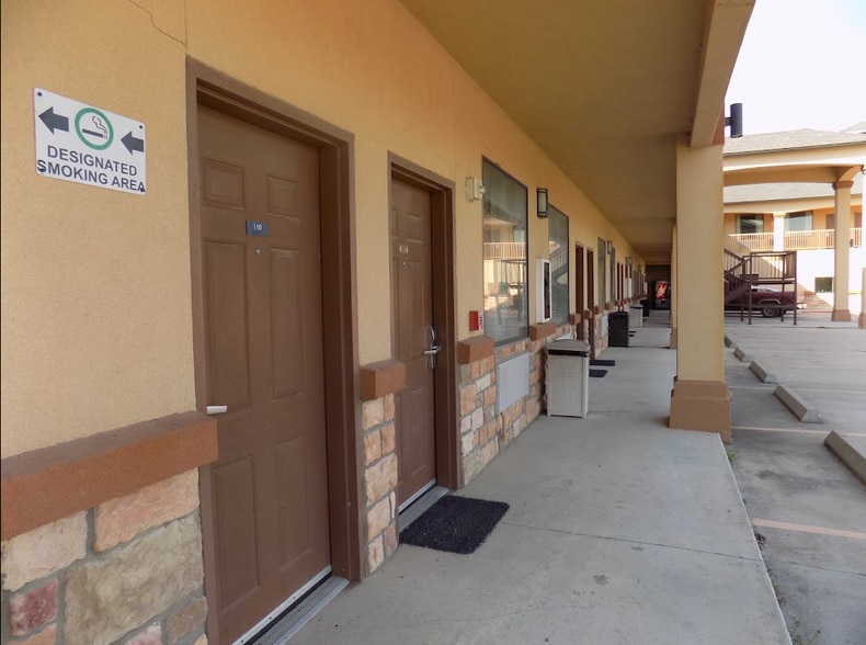 More Photos Of 200 S Lavaca, Moulton Hotel For Sale