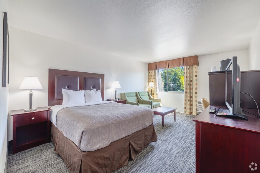 More Photos Of 101 128th St SE, Everett Hotel For Sale