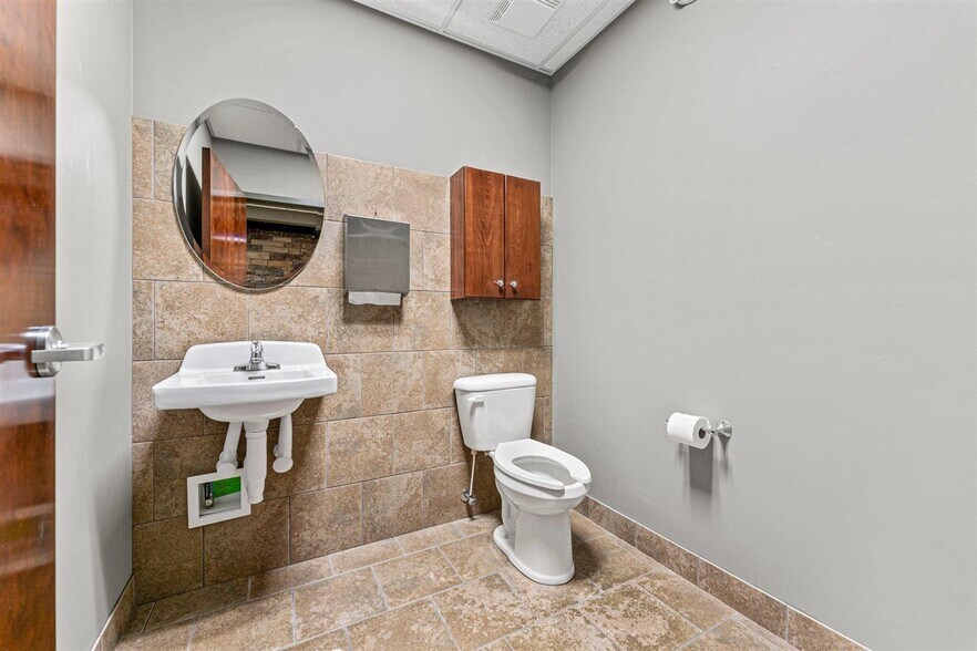 More Photos Of 728 College St, Bowling Green Office For Sale