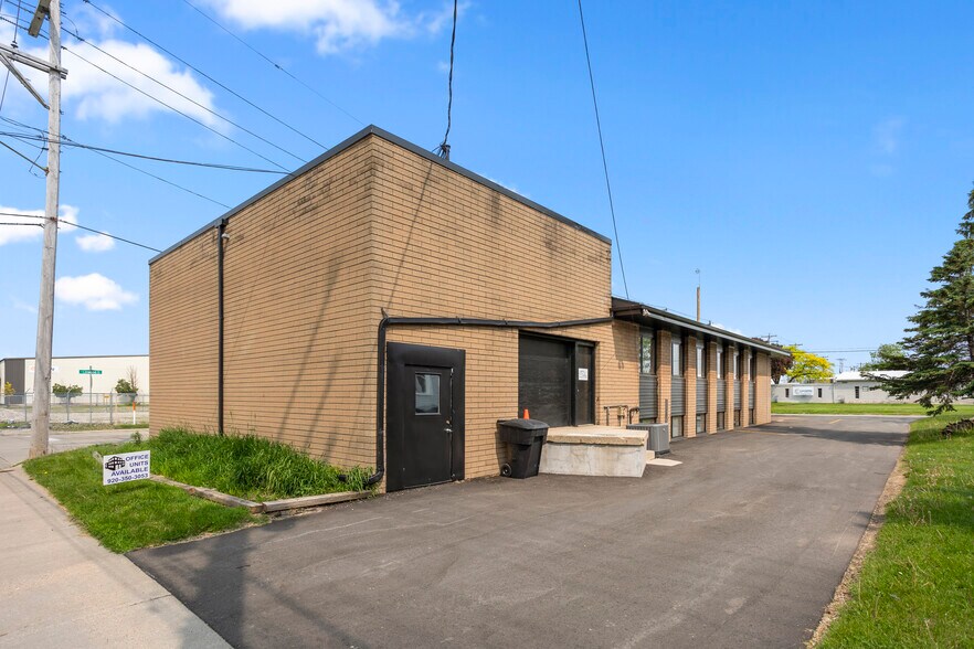 More Photos Of 400 S Linwood Ave, Appleton Office For Sale