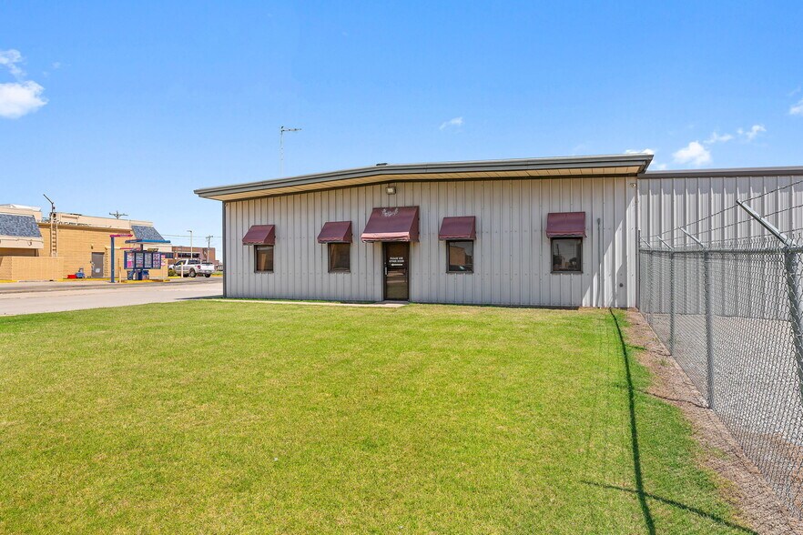 More Photos Of 1510 Amity Ln, El Reno Industrial For Lease