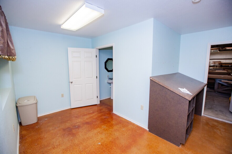 More Photos Of 5711 Monaco Cir, San Antonio Warehouse For Sale