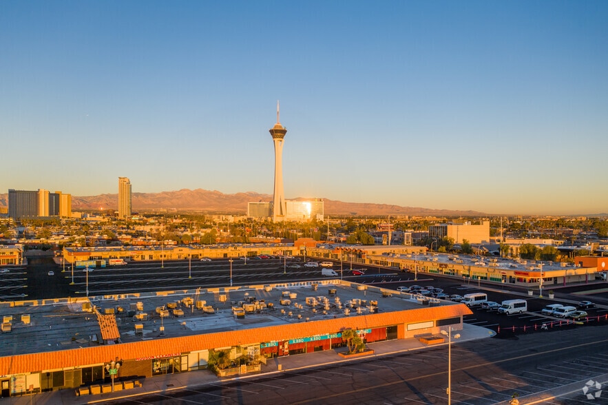 More Photos Of 953 E Sahara Ave, Las Vegas Freestanding For Lease