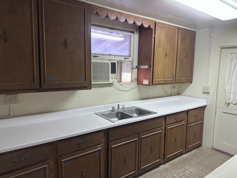 More Photos Of 860 W 4th St, Benson Flex For Sale