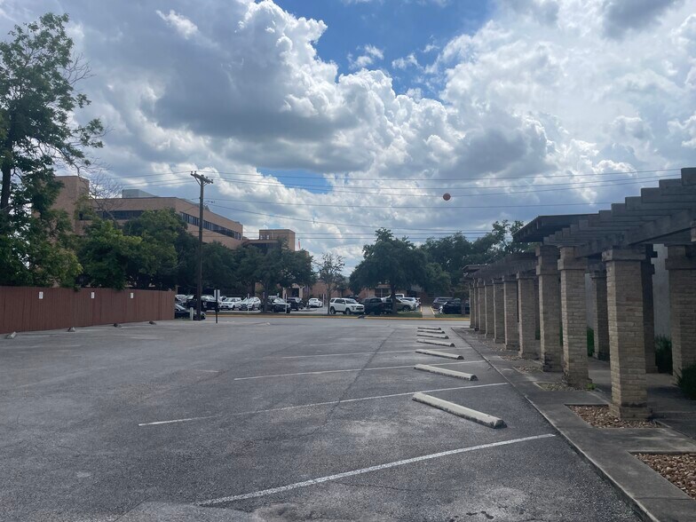 More Photos Of 652 N Houston Ave, New Braunfels Medical For Lease