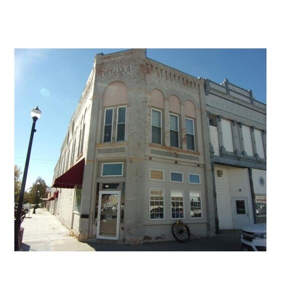 Primary Photo Of 102 W Main St, Pierce Restaurant For Lease