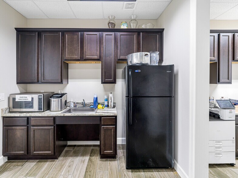 More Photos Of 633 E Fernhurst Dr, Katy Medical For Sale