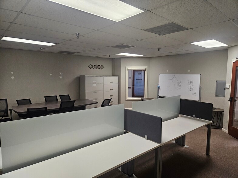 More Photos Of 400-490 Lincoln Blvd, Lincoln Unknown For Lease