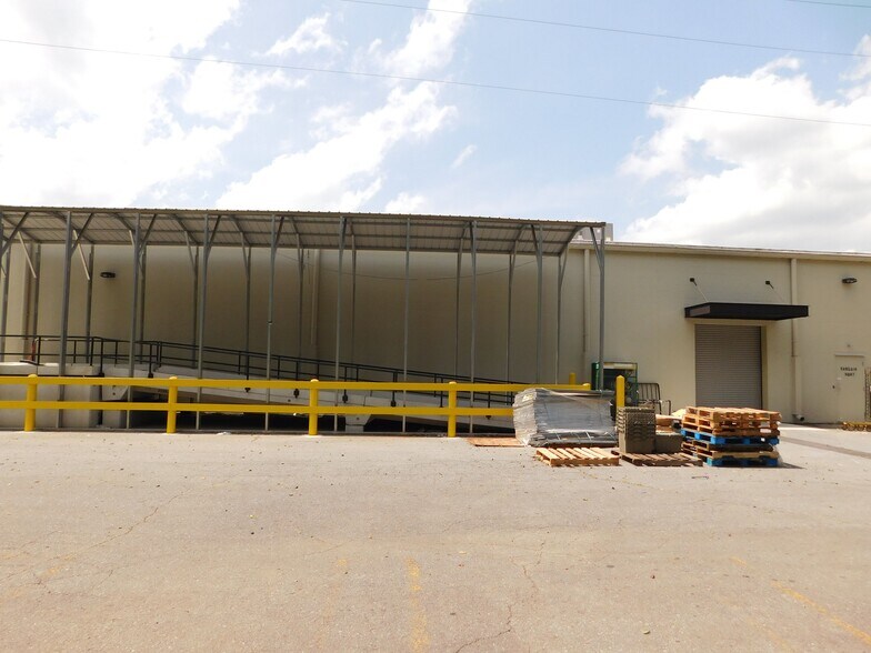 More Photos Of 122 Wc Bryant Pky, Calhoun Storefront For Lease