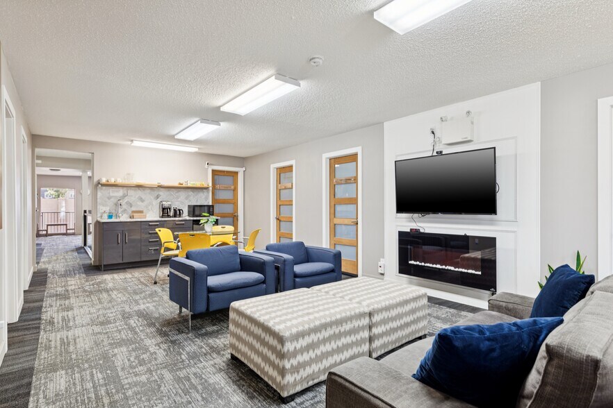 More Photos Of 2632 Crowchild Trl SW, Calgary Office For Sale