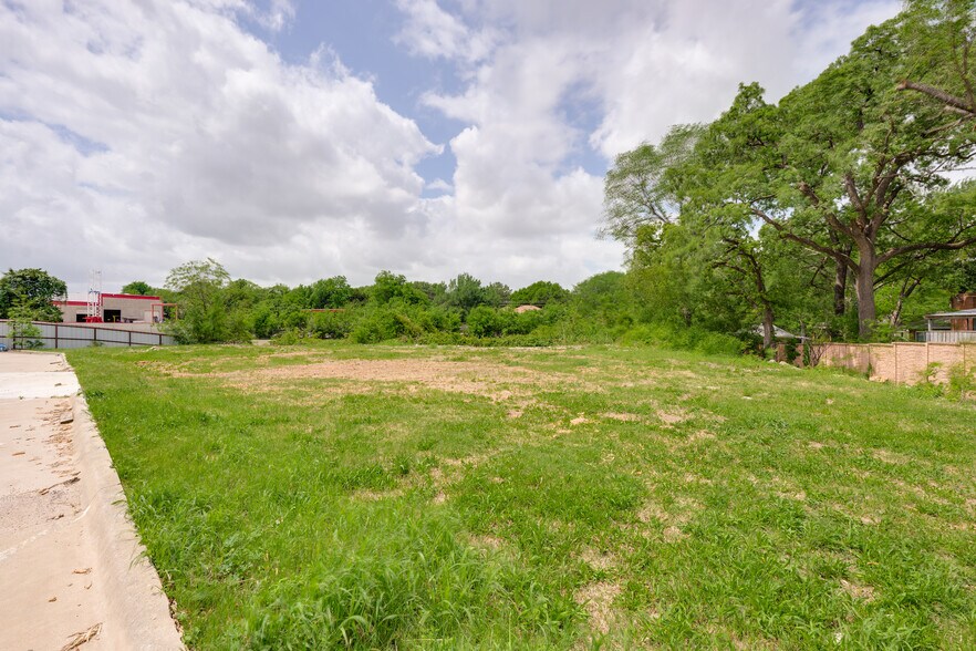 More Photos Of 801 N Walton Walker Hwy, Irving Warehouse For Lease