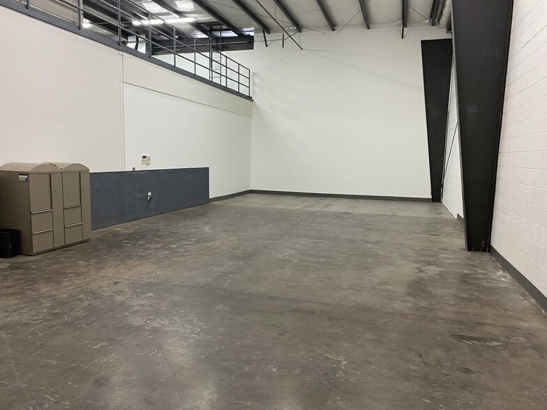 More Photos Of 7081 E 56th Ave, Commerce City Showroom For Lease