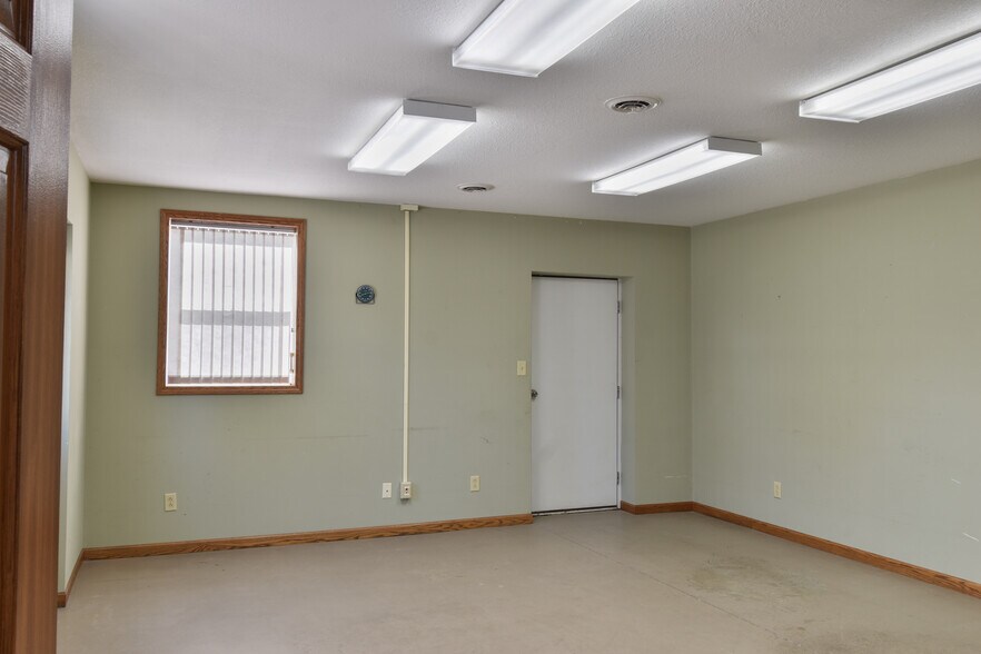 More Photos Of 1311 N Division St, Pontiac Warehouse For Lease