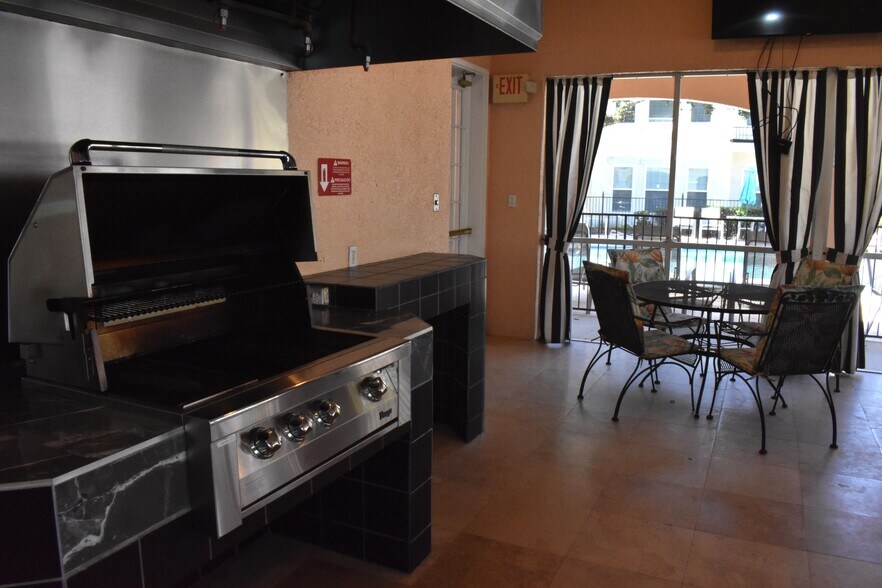 More Photos Of 2252 Beach Dr, Gulfport Office Residential For Lease