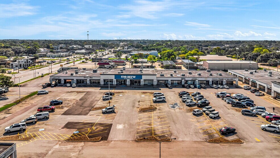 More Photos Of 104 S Friendswood Dr, Friendswood Unknown For Lease