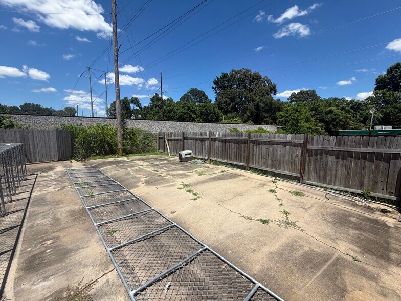 More Photos Of 325 Clinton Blvd, Clinton Veterinarian Kennel For Sale