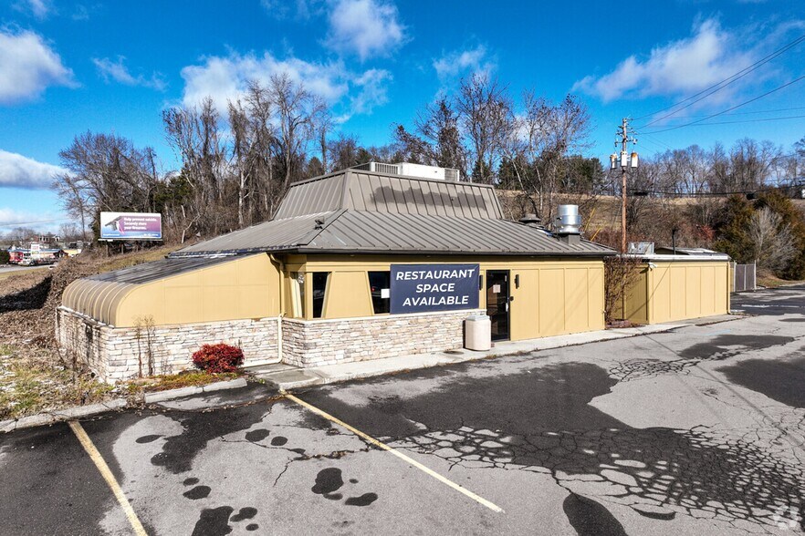 Primary Photo Of 27 Miners Dr, Castlewood Restaurant For Lease