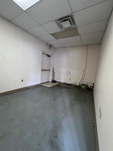 More Photos Of 209 River Dr, Irvine General Retail For Sale