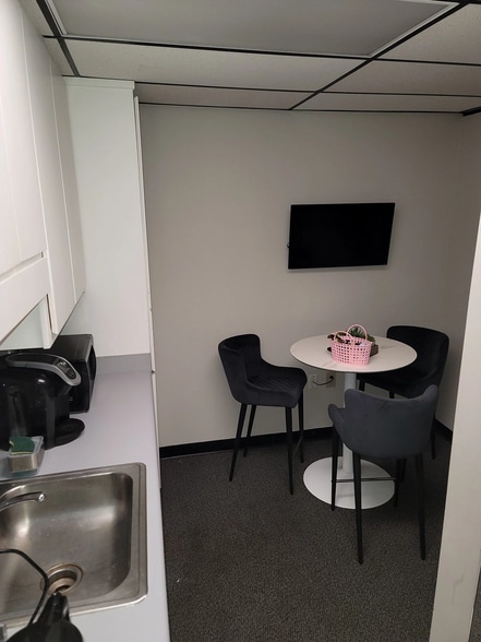 More Photos Of 120 Commerce Cir, Fayetteville Office For Sale