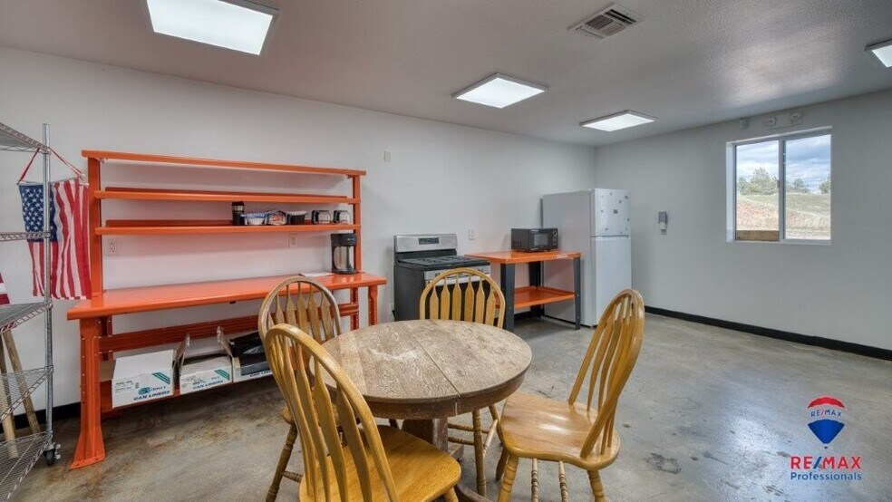 More Photos Of 2423 E Cleveland St, Sundance Flex For Sale
