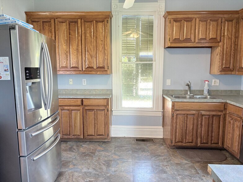 More Photos Of 612 S Rogers St, Waxahachie Office Residential For Sale