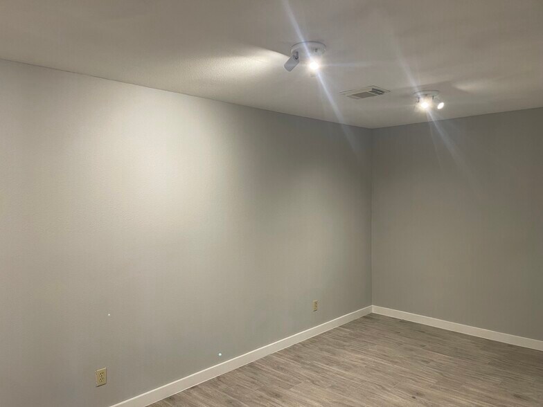 More Photos Of 4095 SE I 10 Frontage Rd, Sealy Medical For Sale