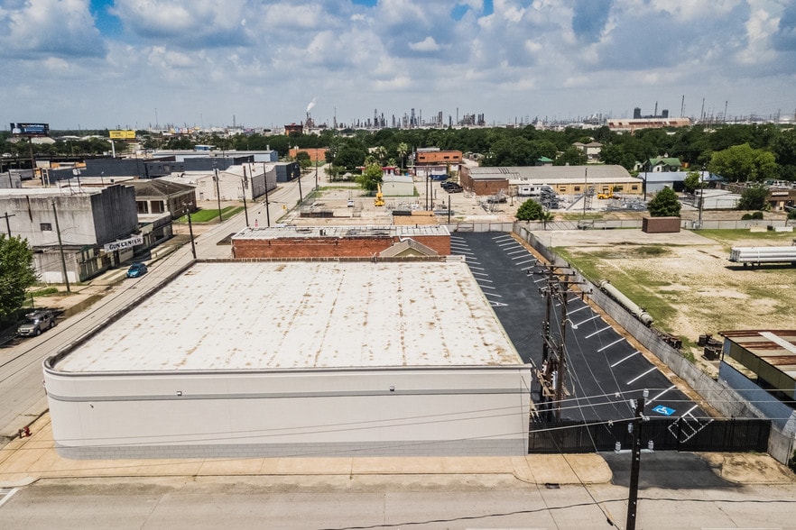 More Photos Of 213 Shaw Ave, Pasadena Industrial For Lease