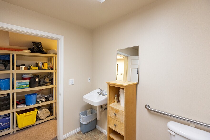 More Photos Of 200 N Wasco Ct, Hood River Warehouse For Sale