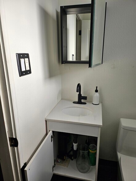 More Photos Of 15317 Paramount Blvd, Paramount Office For Lease