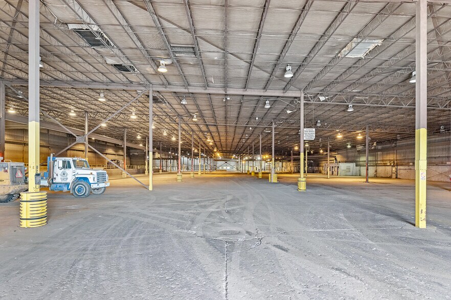 More Photos Of 1001 E Broadway St, Alliance Industrial For Lease