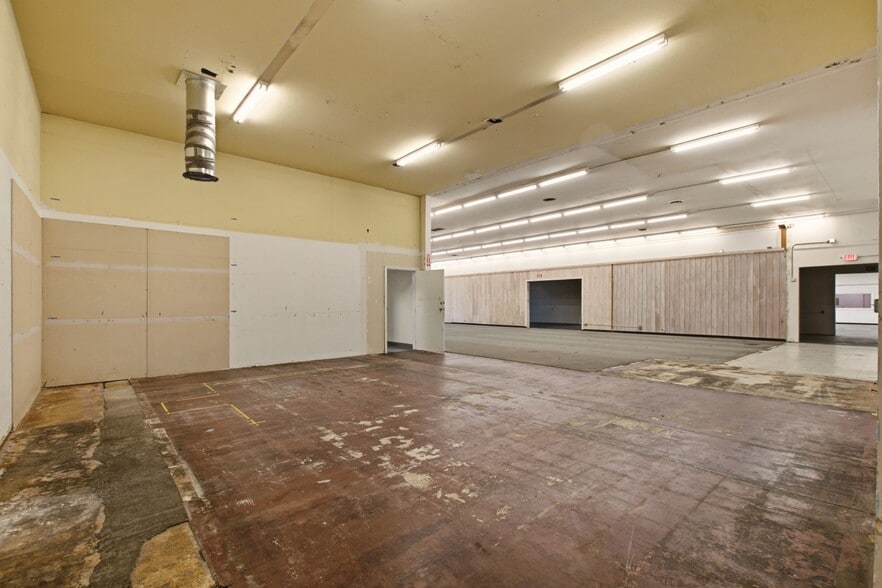 More Photos Of 1319-1323 W Texas St, Fairfield Freestanding For Sale