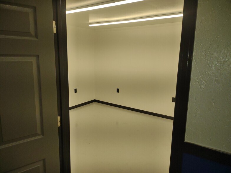 More Photos Of 200 Lake Ave, Hamburg Light Distribution For Lease