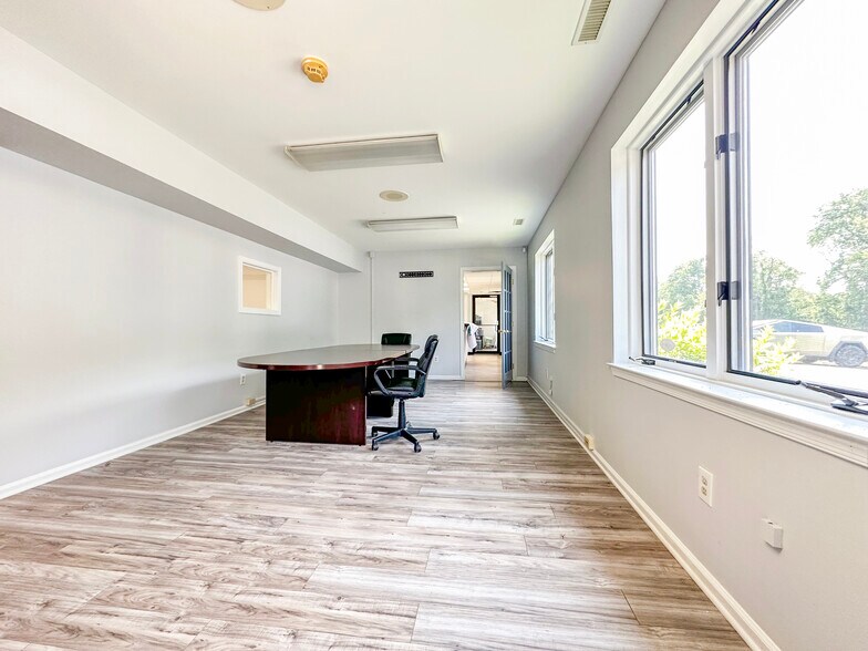 More Photos Of 406 E Pennsylvania Blvd, Feasterville Trevose Light Distribution For Lease